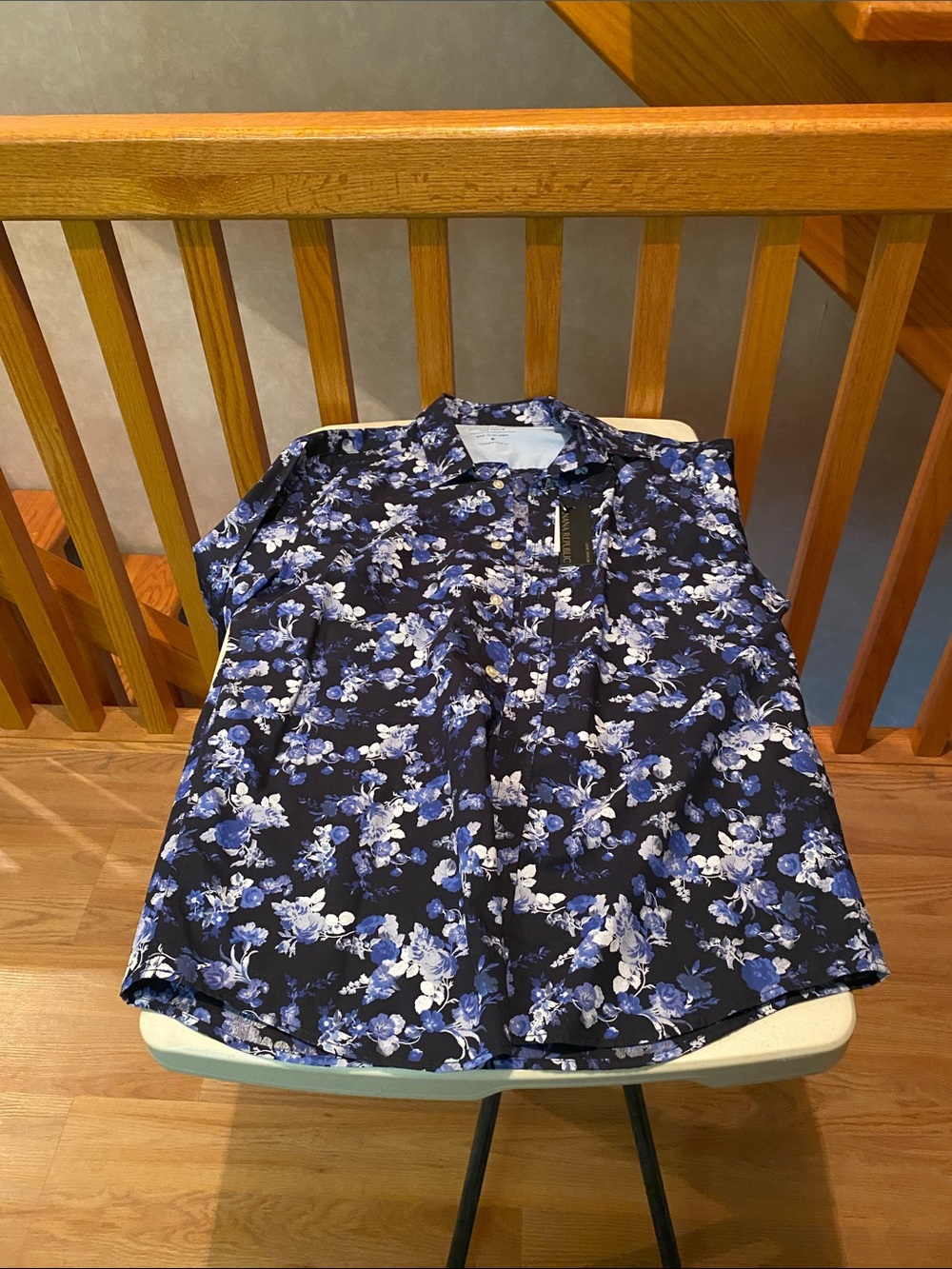 *New* Banana Republic long-sleeve button down shirt. Size: M. Color: Blue/White